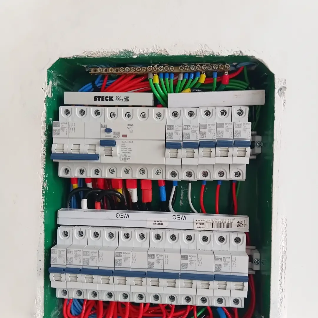 Quadro de distribuição em instalação industrial