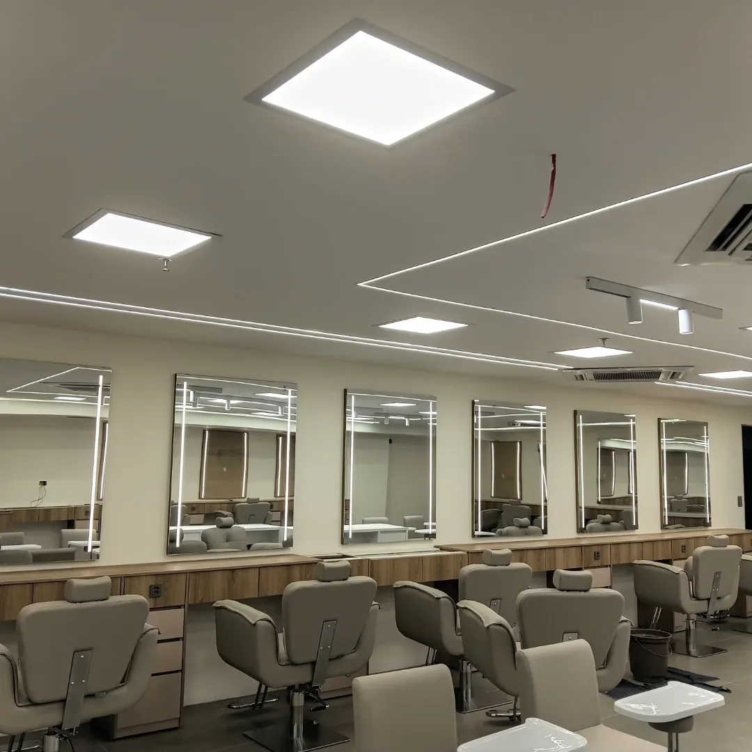 Linhas de LED técnicas em salão de beleza