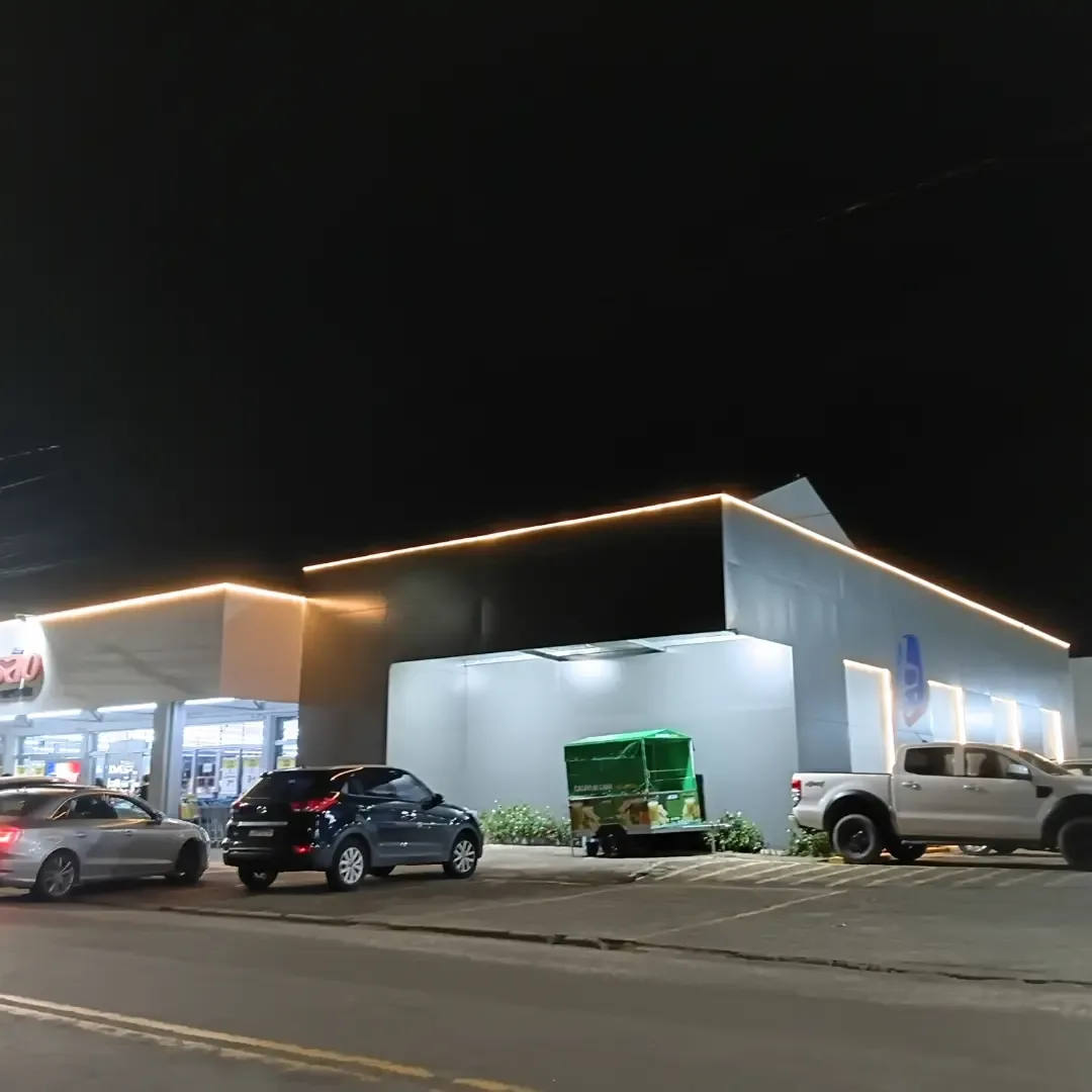 Fachada LED iluminada de grande superfície comercial