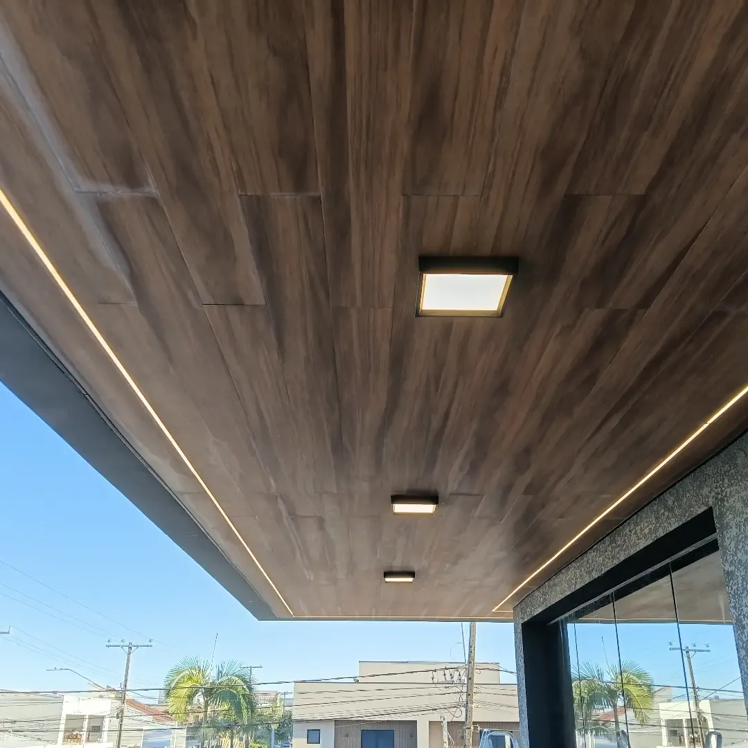 Iluminação decorativa em teto de madeira com fita LED